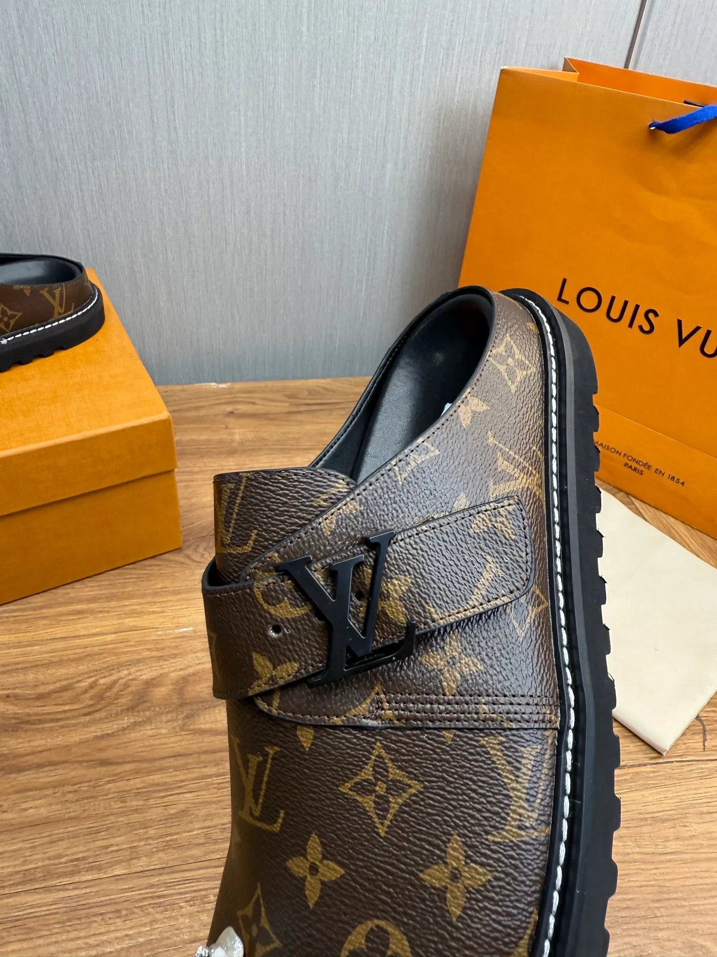 Men's men's shoes 460💰 Lv. Popular couple slippers hot sale🩷💚 🩴Official website one to one production 35-45 sizes 45 46 🉑️Customized!